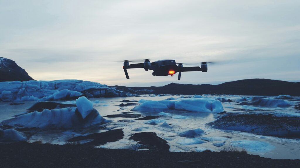 Drone en vol au-dessus d'un lac : préparer un tournage aérien en Suisse